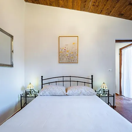 Ferienhaus Charming With Private Garden & Bbq Barban