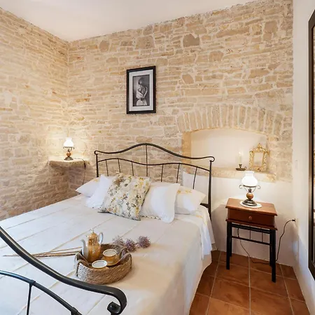 Charming With Private Garden & Bbq Ferienhaus