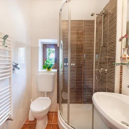 Ferienhaus Charming With Private Garden & Bbq