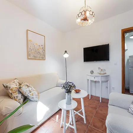 Ferienhaus Charming With Private Garden & Bbq