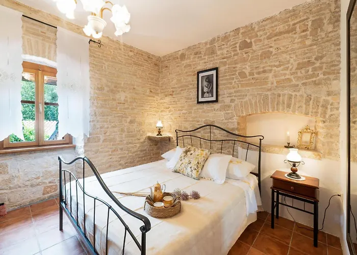 Ferienhaus Charming With Private Garden & Bbq Barban